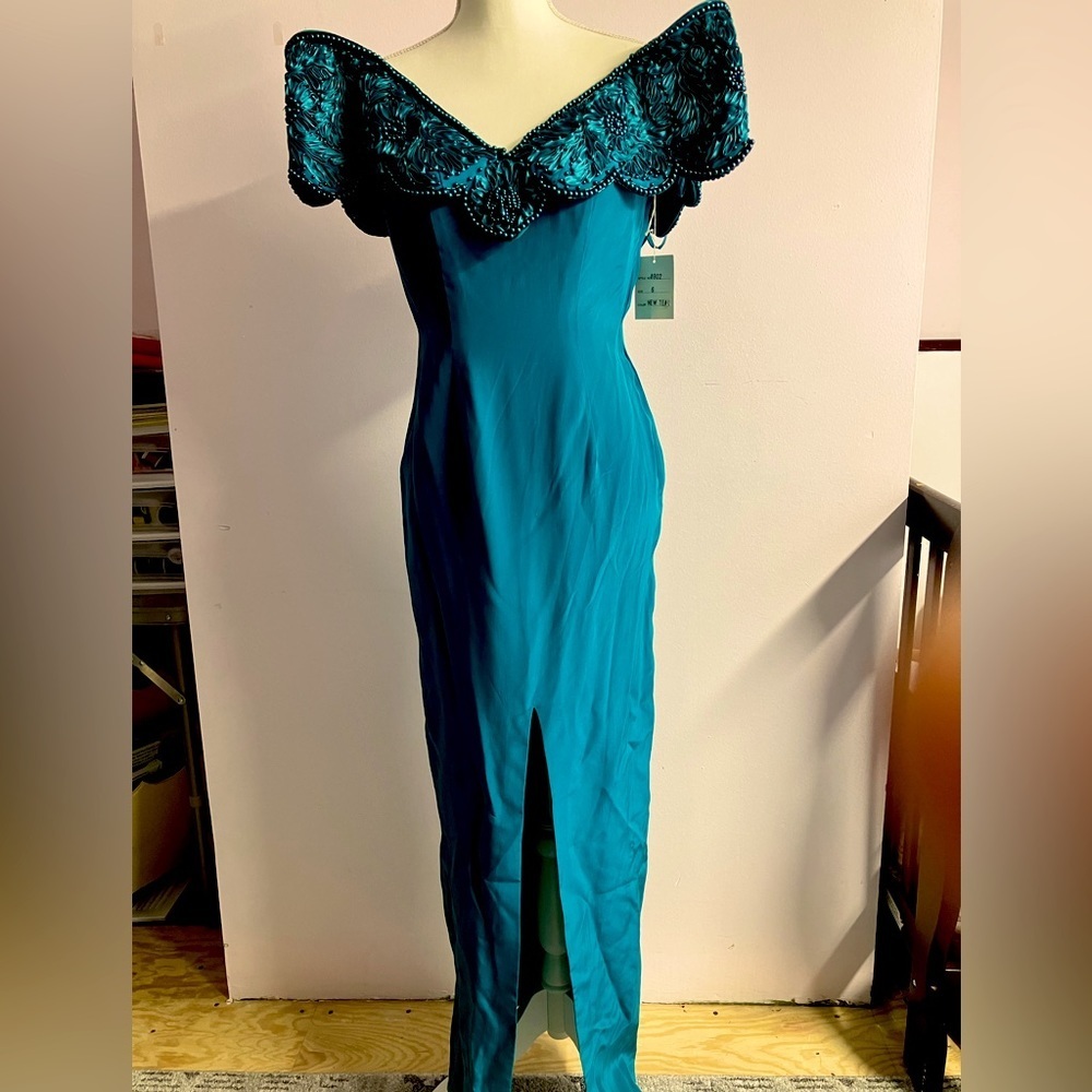 Alyce Women’s Prom/Formal Dress/Gown, Size 6, Silk, Off- Shoulder, Teal